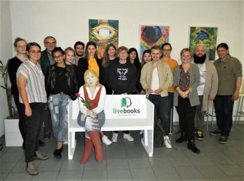 Das Projekt „livebooks“ ermöglicht den Schülern der Beruflichen Oberschule Würzburg Begegnungen mit Menschen mit außergewöhnlichen Lebensgeschichten.