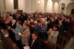 Mit minutenlangem Applaus quittierten die Zuhörer in der Michaelskirche die Ausführungen von Bischof em. Erwin Kräutler zur Amazonassynode.