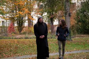 Für das Format "Frag den Mönch" interviewt Redakteurin Julia Martin regelmäßig Benediktinerpater Zacharias Heyes.