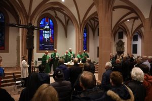 Bischof Dr. Franz Jung feierte am Freitag, 8. November, mit den Teilnehmerinnen und Teilnehmern der Fachtagung zur Amazonassynode in der Sepultur des Würzburger Kiliansdom einen Gottesdienst. 