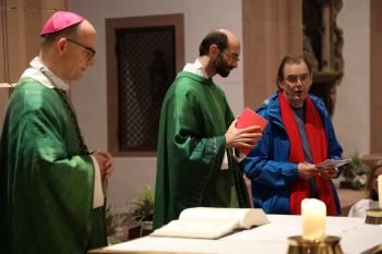 Pater Dario Bossi, Provinizal der Comboni-Missionare (Mitte), lud am Ende des Gottesdiensts dazu ein, den neuen Katakombenpakt zu unterzeichnen. 