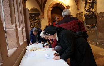 Zahlreiche Gottesdienstbesucher unterzeichneten im Domkreuzgang nach dem Gottesdienst den "neuen Katakombenpakt". 