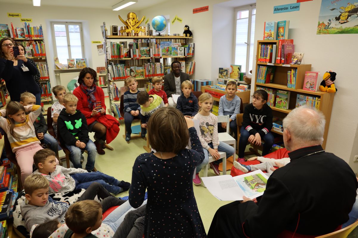 Weihbischof Ulrich Boom (rechts) las unter anderem den Schülern der Klasse 2c der Grundschule Thulbatal Oberthulba aus dem Buch "Kilian" vor. 