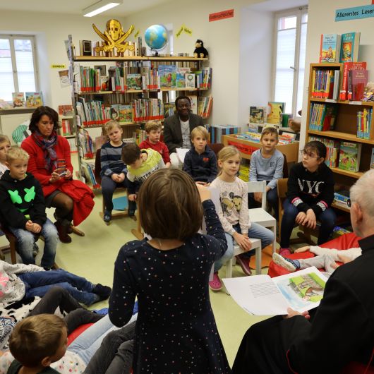 Weihbischof Ulrich Boom (rechts) las unter anderem den Schülern der Klasse 2c der Grundschule Thulbatal Oberthulba aus dem Buch "Kilian" vor. 