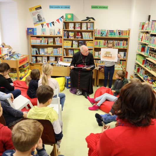 Weihbischof Ulrich Boom (Mitte) las den Schülern der Klasse 2c der Grundschule Thulbatal Oberthulba aus dem Buch "Kilian" vor. 