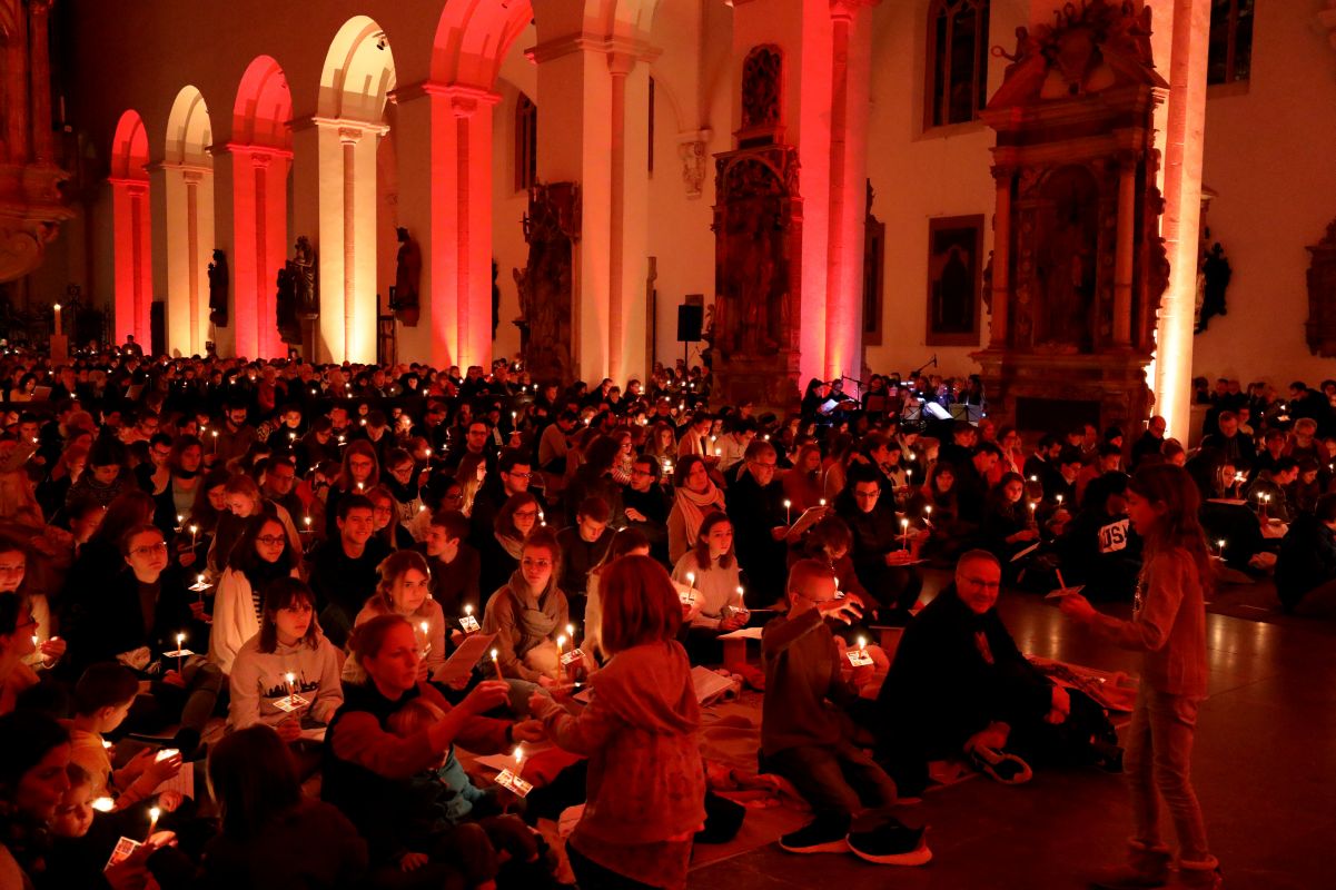 Lieder und Gesänge aus Taizé sowie Kerzenlicht sorgten bei der "Nacht der Lichter" im KIliansdom für eine besondere Atmosphäre-