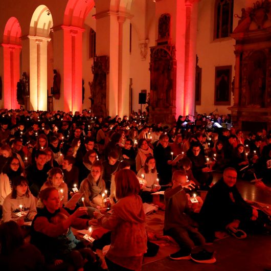Lieder und Gesänge aus Taizé sowie Kerzenlicht sorgten bei der "Nacht der Lichter" im KIliansdom für eine besondere Atmosphäre-