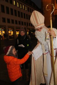 Am 6. Dezember zieht der heilige Nikolaus von Haus zu Haus, liest aus seinem goldenen Buch und beschenkt artige Kinder mit Leckereien aus seinem Nikolaussack.