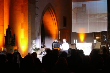 Auf ein über dem Altar angebrachtes Tuch wurden während der Aufführung des Schauspielers Kai-Christian Moritz in der Hösbacher Pfarrkirche Bilder projiziert.