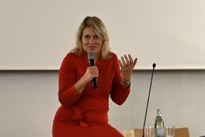 Die Regisseurin und Buchautorin Katarina Schickling ermunterte die Besucher des Film- und Diskussionsabends im Burkardushaus Würzburg, sich mehr für die Produktionsbedingungen der Lebensmittel zu interessieren. 