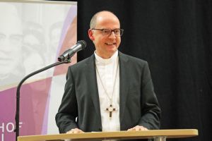 Bischof Dr. Franz Jung lobte die Vielseitigkeit der kirchlichen Jugendarbeit im Bistum.