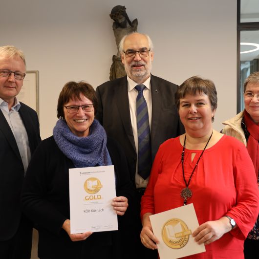 Insgesamt 27 Büchereien im Bistum Würzburg erhielten das Goldene "BüchereiSiegel". 