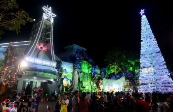 Im Gebiet Binh An im Erzbistum Saigon, in dem Pater Ngoc The Nguyen aufgewachsen ist, wird Weihnachten draußen gefeiert.. Es gibt Krippen, Stationswege und weihnachtliche Dekorationen.