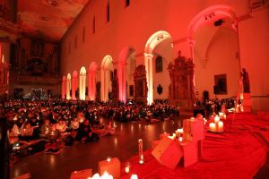 Bei der ökumenischen "Nacht der Lichter" am 23. November im Würzburger Kiliansdom singen, beten und schweigen rund 1500 Personen gemeinsam.