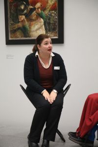 Dr. Yvonne Lemke beschreibt den Besucherinnen die Kunstwerke.