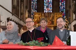Bischof Dr. Franz Jung (2. von links) feierte am ersten Weihnachtsfeiertag, 25. Dezember, mit Gästen der Gemeinschaft Sant'Egido in der Würzburger  Marienkapelle Weihnachten. 