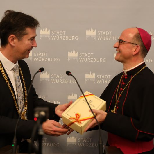 Bischof Dr. Franz Jung war Hauptredner beim Neujahrsempfang der Stadt Würzburg am Sonntag, 12. Januar 2020, im Rathaus. Oberbürgermeister Christian Schuchardt (links) dankte ihn mit einem Weinpräsent.