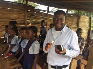 Pfarrer Dr. Blaise Okpanachi besucht ein Klassenzimmer der aktuellen Schule.