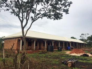 Der Rohbau der neuen Grundschule. Die Spenden aus der Pfarreiengemeinschaft Oberthulba fließen zu 100 Prozent in das Projekt.