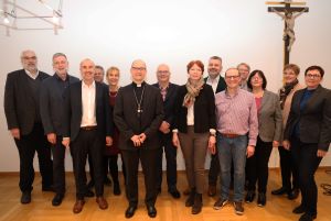 Bischof Dr. Franz Jung hat sich mit den Mitgliedern der Arbeitsgemeinschaft "Organisationsentwicklung und Gemeindeberatung" zum Austausch im Bischofshaus getroffen. Es fehlt Dr. Klaus Roos. 