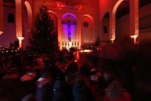 Mehr als 550 Jugendliche haben bei der "Nacht der Versöhnung" in der Abteikirche Münsterschwarzach ihren Glauben gefeiert.
