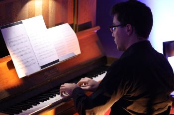 Daniel Delgado  (Klavier)  sorgte mit für den musikalischen Rahmen.