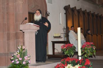In seiner Predigt schilderte der koptische Bischof Anba Damian persönliche Erfahrungen als Migrant in Deutschland.