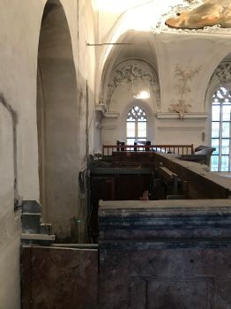 Statt des historischen Orgelprospektes aus der Barockzeit erblicken Gottesdienstgemeinde und Touristengruppen die letzten Überreste der alten Orgel, die nach dem Rückbau eine klaffende Lücke hinterlassen hat.