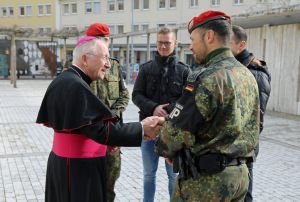 Bei der Begegnung im Burkardushaus kam Weihbischof Ulrich Boom mit den Soldaten und den Zivilbeschäftigten ins Gespräch.