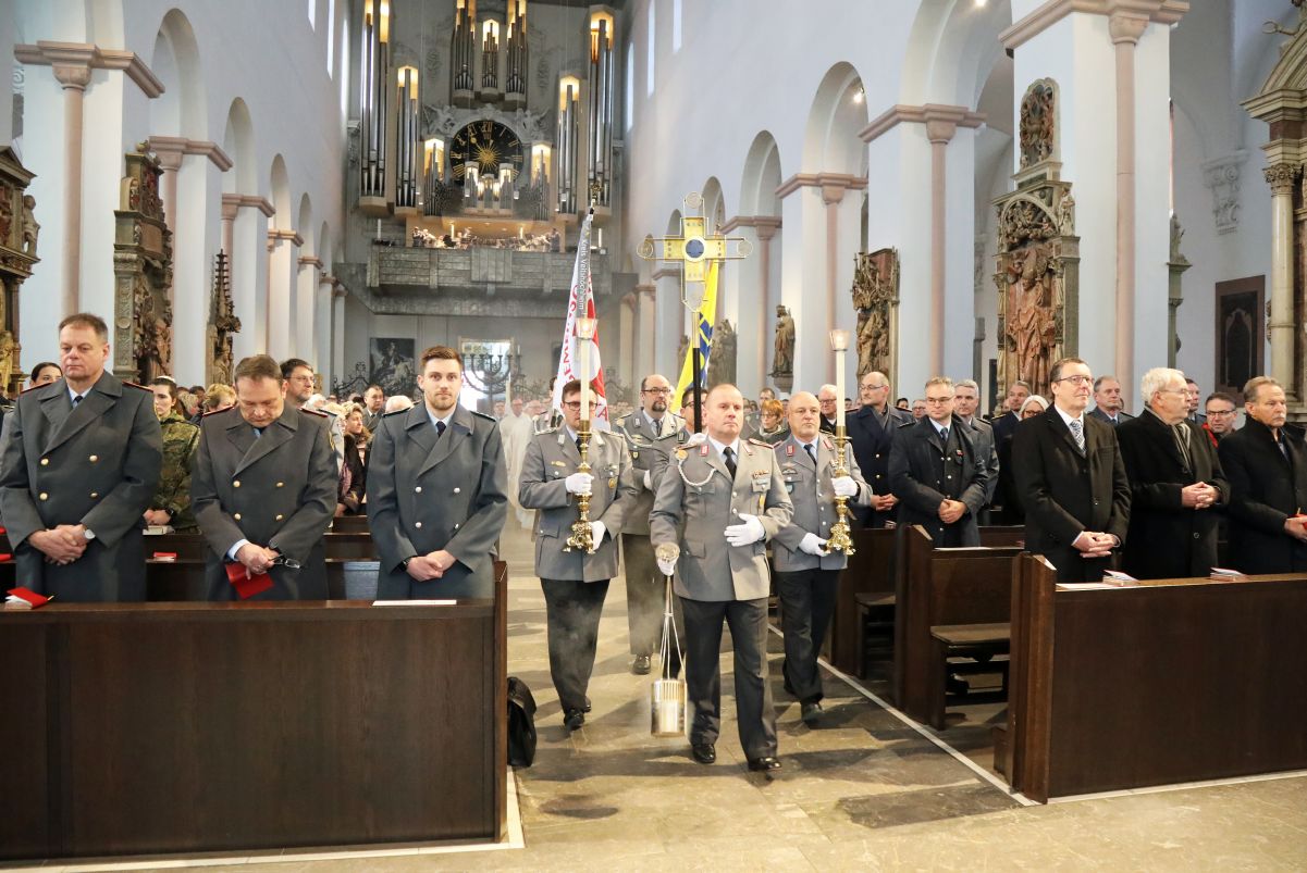 Weihbischof Ulrich Boom feierte mit rund 600 Soldatinnen und Soldaten, ihren Angehörigen und Zivilbeschäftigten der Bundeswehr einen Gottesdienst anlässlich des Weltfriedenstags.