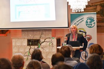 Professor Dr. Birgit Terhorst von der Universität Würzburg bezeichnete in ihrem Vortrag den Boden als "absolut schützenswertes Gut".