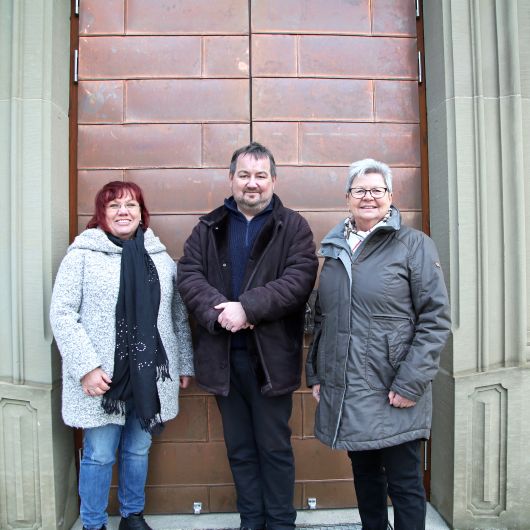 Glücklich über die gelungene Kirchenrenovierung (von links): Kirchenpflegerin Edeltraud Schnapp, Pfarrer Michael Erhart und Kirchenrechnerin Irene Mück.