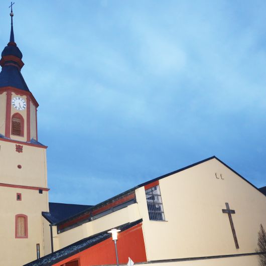 Wieder zukunftstfest: der Kirchturm der Pfarrkirche von Gelchsheim.