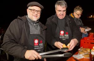 Caritas-Don Bosco-Direktor Andreas Halbig(links)  und Domkapitular Clemens Bieber sorgten in Gadheim mit heißen Würstchen für das leibliche Wohl. 

