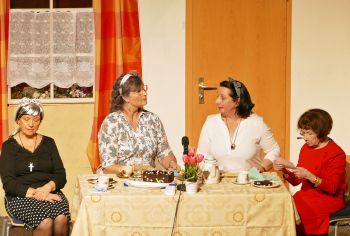 In dem Stück  "Auch Omas brauchen Liebe" geht es um vier Seniorinnen, die eine Kontaktanzeige aufgeben (von links): Victoria Popa, Ursula Risch, Dagmar Werner und Renate Syndikus.