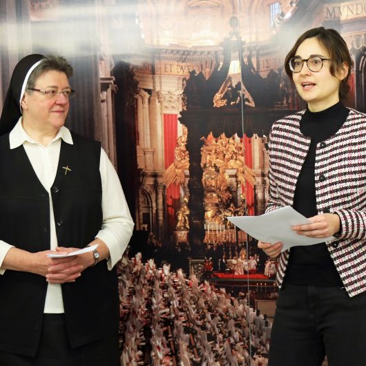 Schwester Tamara Lutz (links), Archivarin der Erlöserschwestern, und Projektleiterin Dr. Lina Hörl erläutern die einzelnen Schritte einer Archivierung.