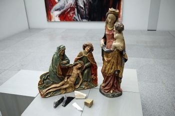 Im Museum am Dom gibt es jede Menge Material "zum Anfassen", wie diese Replik einer Madonna von Tilmann Riemenschneider oder Stücke von verschiedenen Gesteinen, wie sie zum Beispiel für Skulpturen verwendet werden.