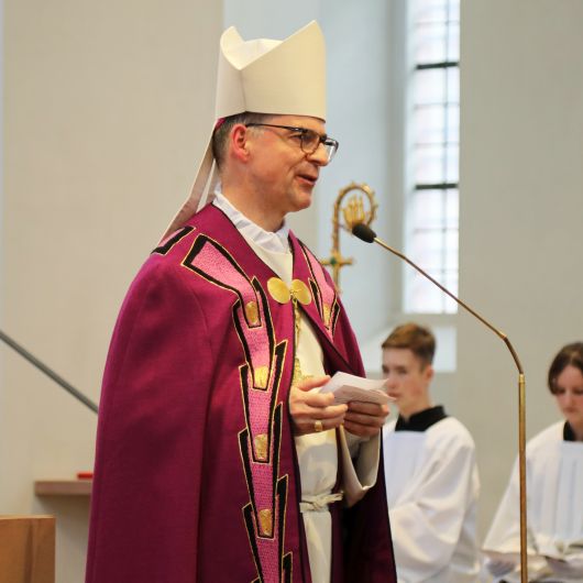 Bei einer Feier im Neumünster ließ Bischof Dr. Franz Jung 20 Erwachsene zu Taufe, Firmung und Eucharistie zu sowie eine Bewerberin für die Erwachsenenfirmung.
