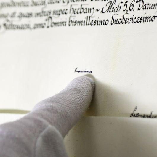 Winzig: die Unterschrift von Papst Franziskus unter der Ernennungsurkunde für Bischof Dr. Franz Jung.