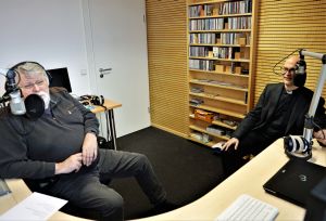 Hochkonzentriert im Aufnahmestudio: Bischof Dr. Franz Jung (rechts) und Lothar Reichel, Leiter der Radioredaktion des Bistums Würzburg.
