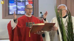 Zu Beginn des Gottesdiensts segnete Bischof Dr. Franz Jung am Palmsonntag, 5. April, in der Sepultur des Kiliansdoms die Palmzweige.