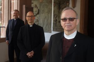 Bischof Dr. Franz Jung (Mitte) mit dem scheidenden Generalvikar Thomas Keßler und dessen Nachfolger Dompfarrer Dr. Jürgen Vorndran.
