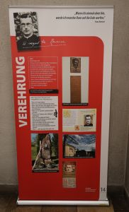 Insgesamt 14 großformatige Tafeln informieren über das Leben und Wirken von Pallottinerpater Franz Reinisch. 