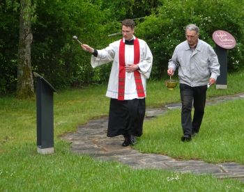 Pfarrer Dr. Eugen Daigeler (links) segnet den neuen Besinnungspfad.