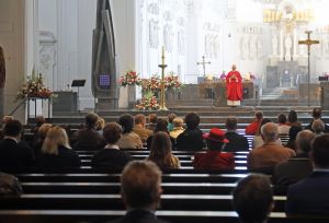 Bischof Dr. Franz Jung feierte am Pfingstsonntag einen Pontifikalgottesdienst im Kiliansdom.