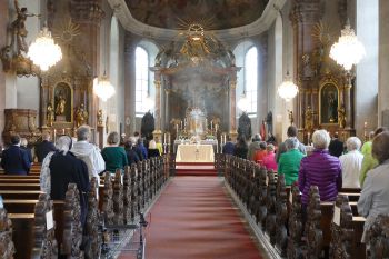 Der Fronleichnamsgottesdienst der Aschaffenburger Innenstadt-Pfarreiengemeinschaft Sankt Martin fand aufgrund des Wetters in der Muttergottes-Pfarrkirche statt.