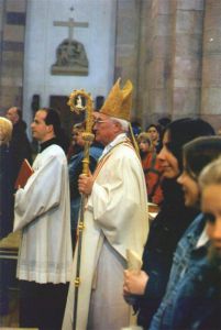 Dr. Franz Jung (links) als Bischofssekretär in Speyer bei einem Pontifikalamt im Jahr 2002 mit Bischof Dr. Anton Schlembach.