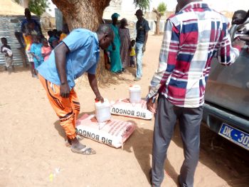 Hilfsgüter wie Reis und Öl werden an besonders hart betroffene Familien in der Region um Mbar verteilt. Die KLB unterstützt mit der Aktion "Nothilfe Senegal" Menschen in ihrer senegalesischen Partnerdiözese Kaolack.