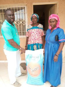 Start der Verteilaktion von Lebensmitteln wie Reis und Öl in der KLB-Partnerdiözese Kaolack. Die KLB unterstützt mit der Aktion "Nothilfe Senegal" Menschen im senegalesischen Partnerbistum.