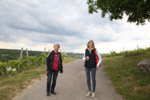 Familienseelsorgerin Sabine Mehling-Sitter und Jugendbildungsreferentin Susanne Müller sind zwei der drei Koordinatorinnen der Geocaching-Routen. (von links)